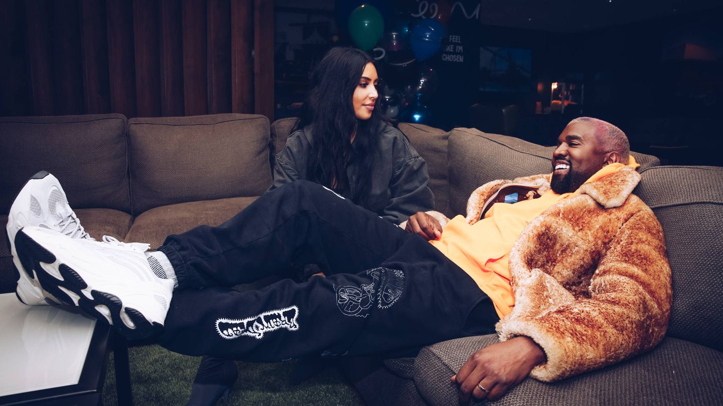  Kim Kardashian y Kanye West, de relax. (Getty) 