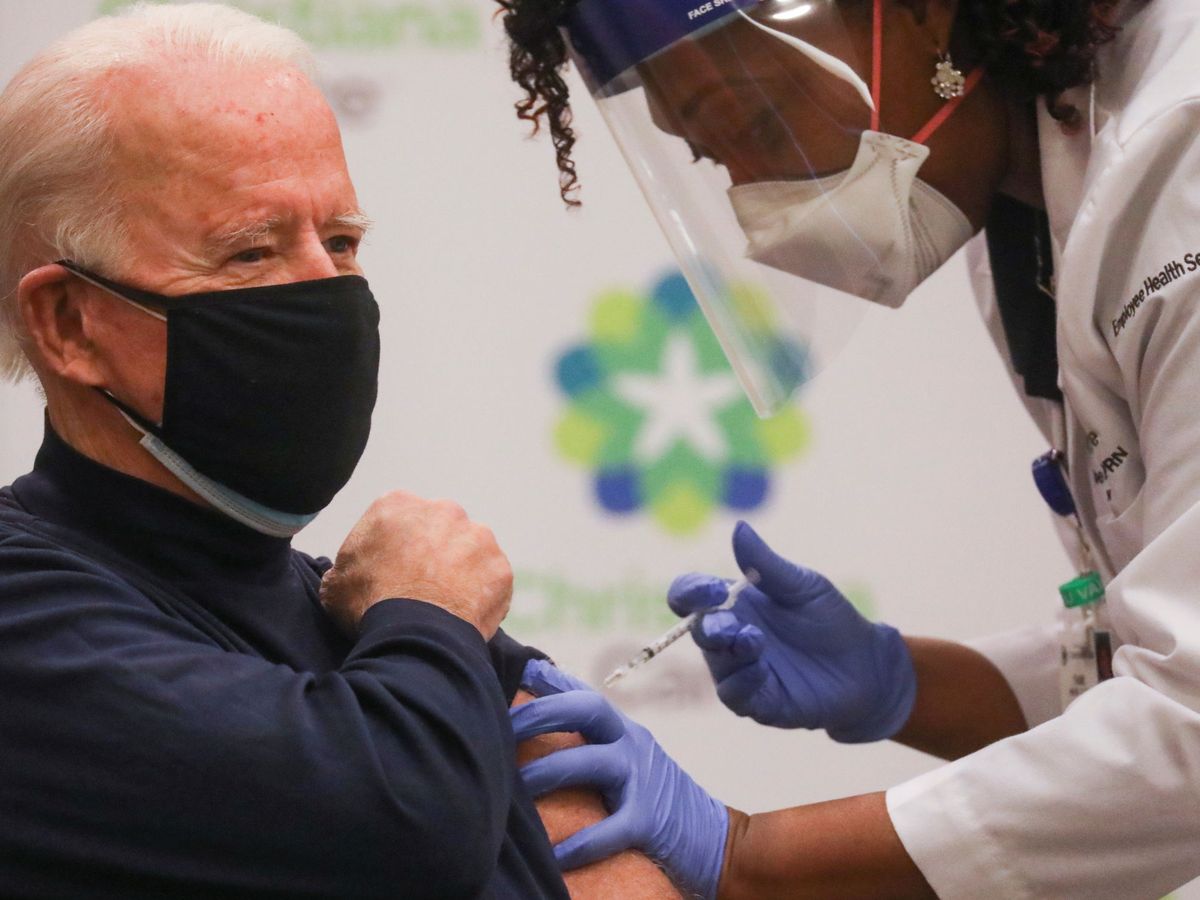 Foto: Joe Biden recibe una dosis de la vacuna en un hospital de Newark, Delaware. (Foto: Reuters)