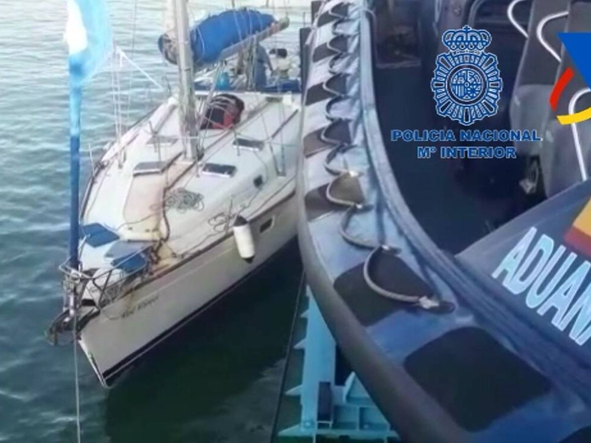 Foto: La embarcación en la que transportaban la droga, tras ser abordada. (Policía Nacional)