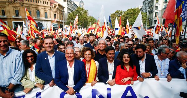 Foto: El actual presidente de SCC, José Rosiñol (c), junto a dirigentes políticos durante la movilización con motivo del 12 de octubre en Barcelona. (EFE)
