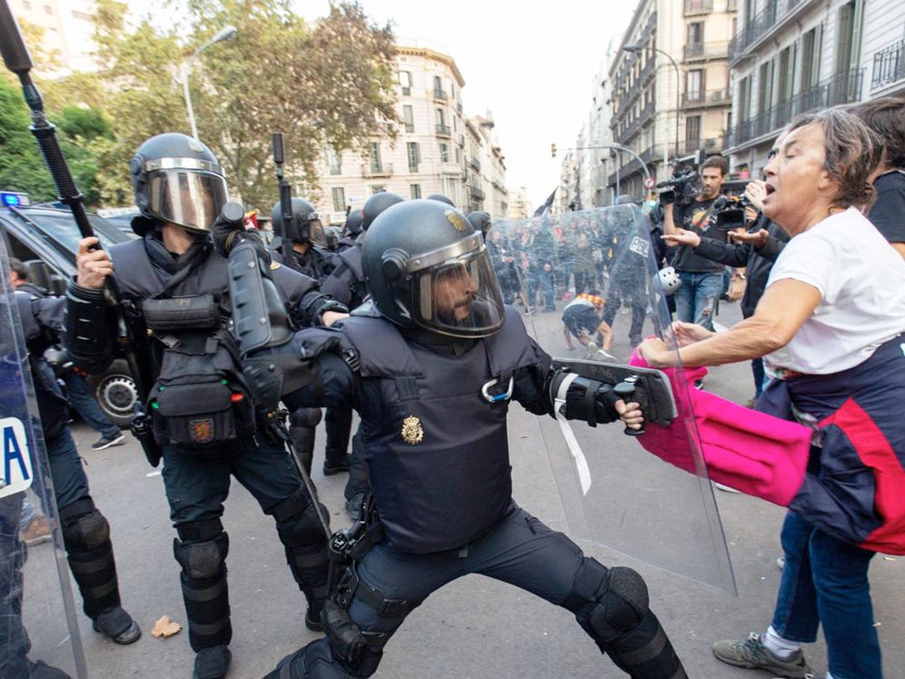 Foto: Policías antidisturbios durante los altercados de Barcelona. (EFE)