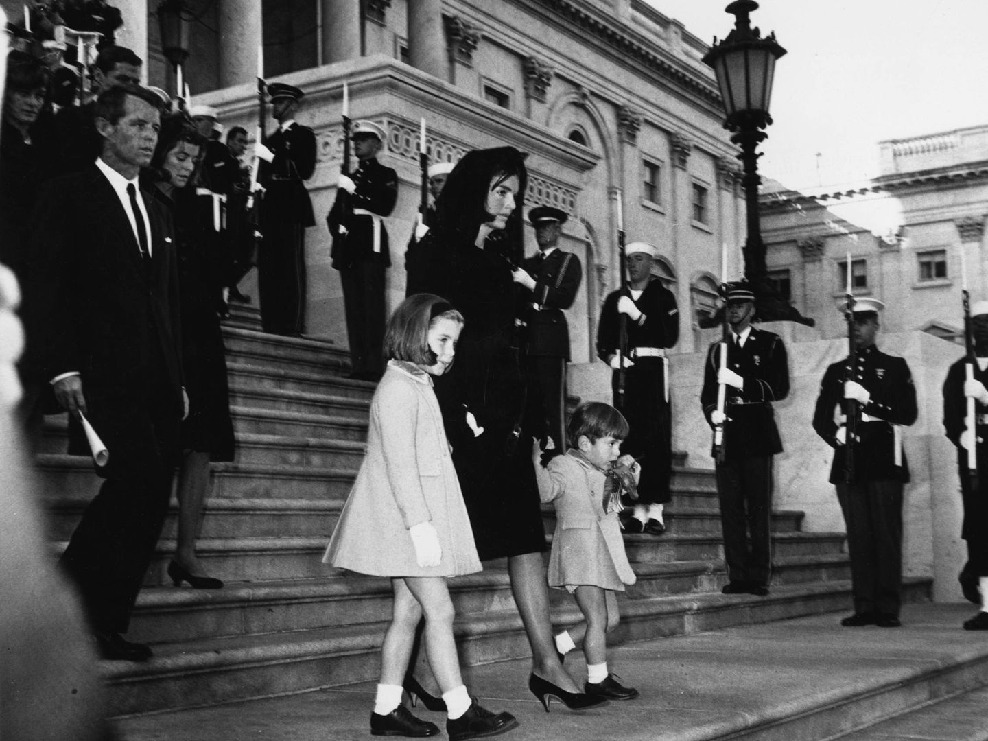 Jackie Kennedy, con sus hijos Caroline y John John, en el funeral de JFK. (Getty)