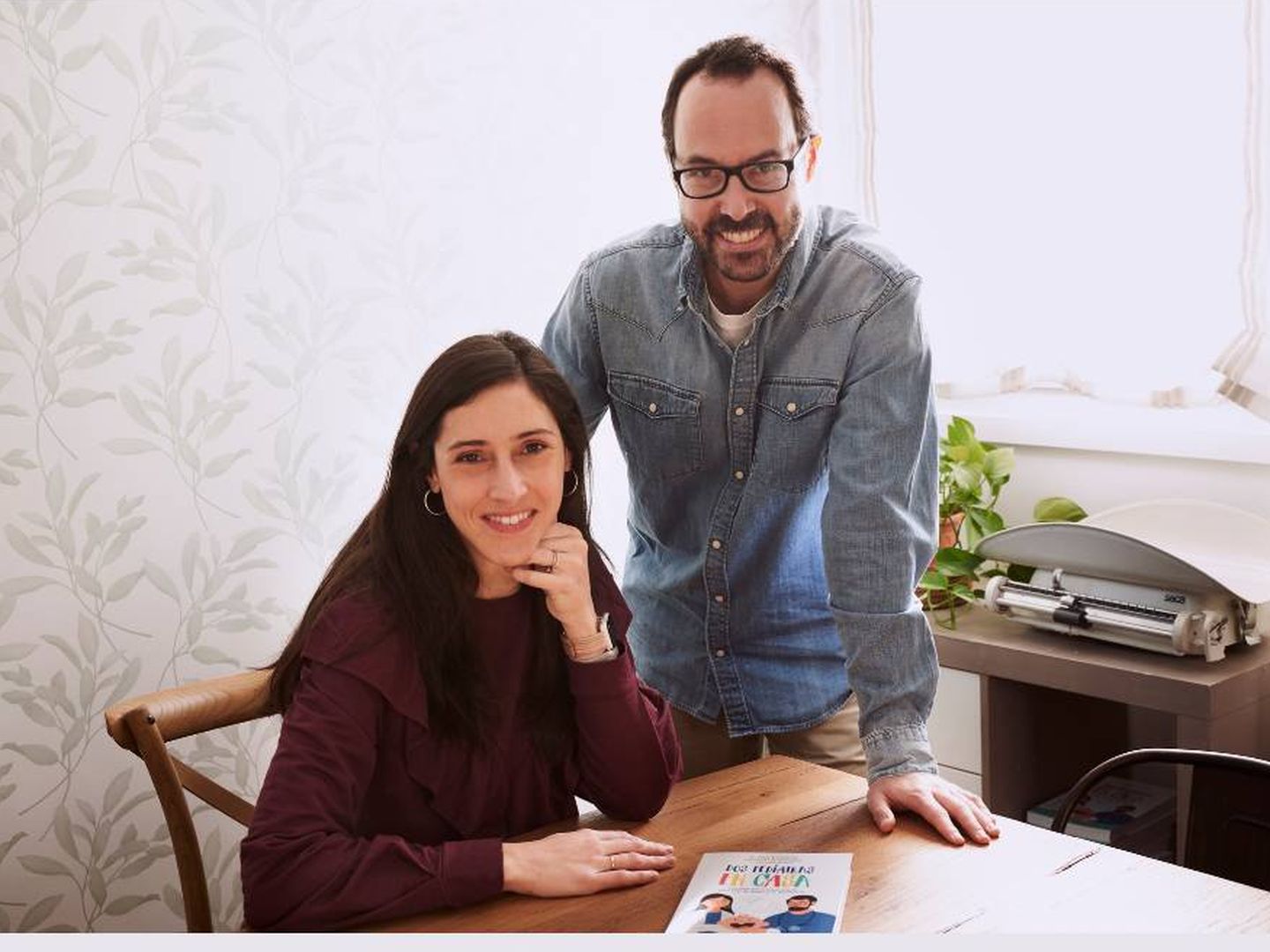 Elena Blanco y Gonzalo Oñoro, autores de 'Dos pediatras en casa'.