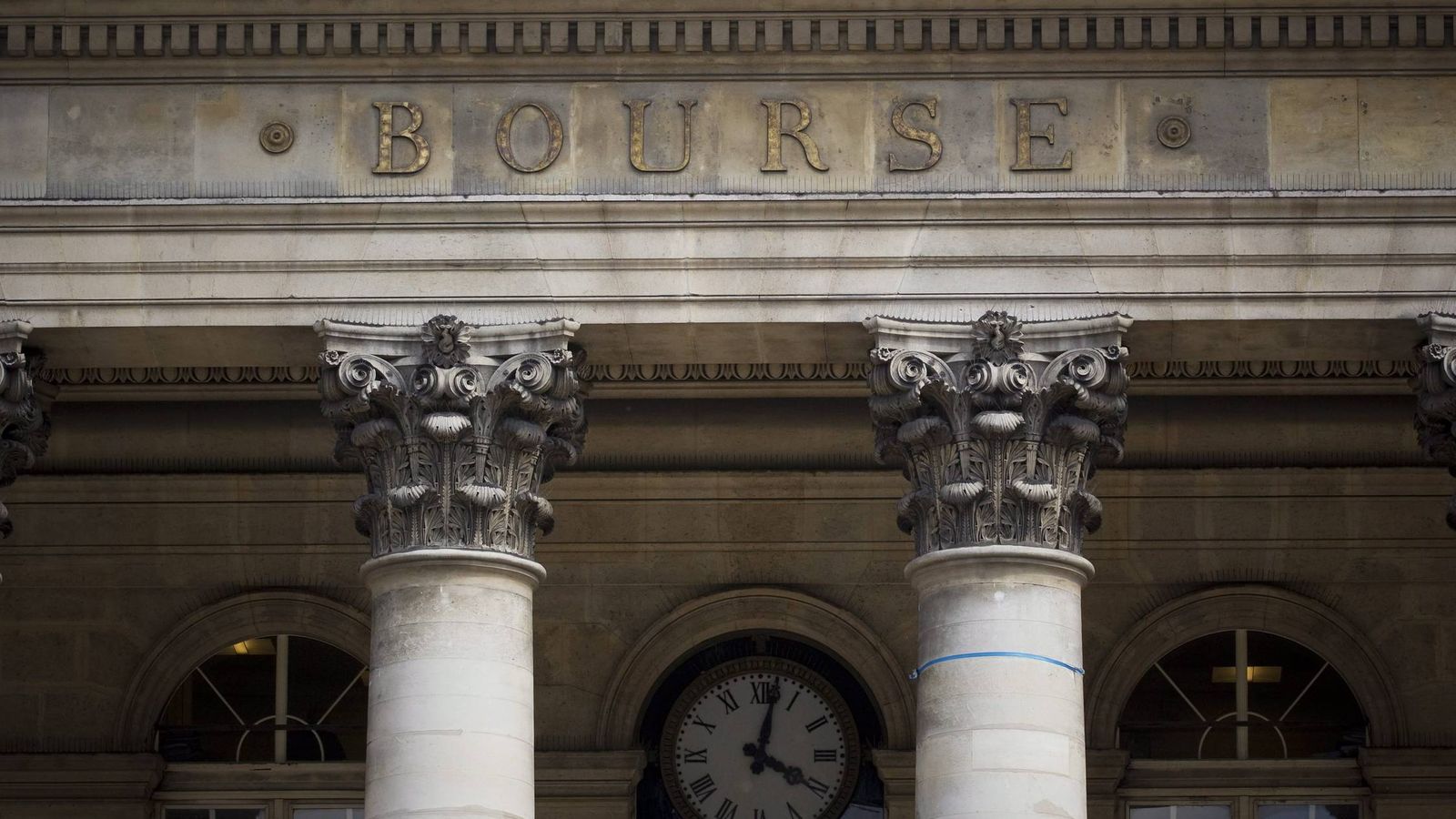 Foto: La fachada de la Bolsa de París. (EFE)