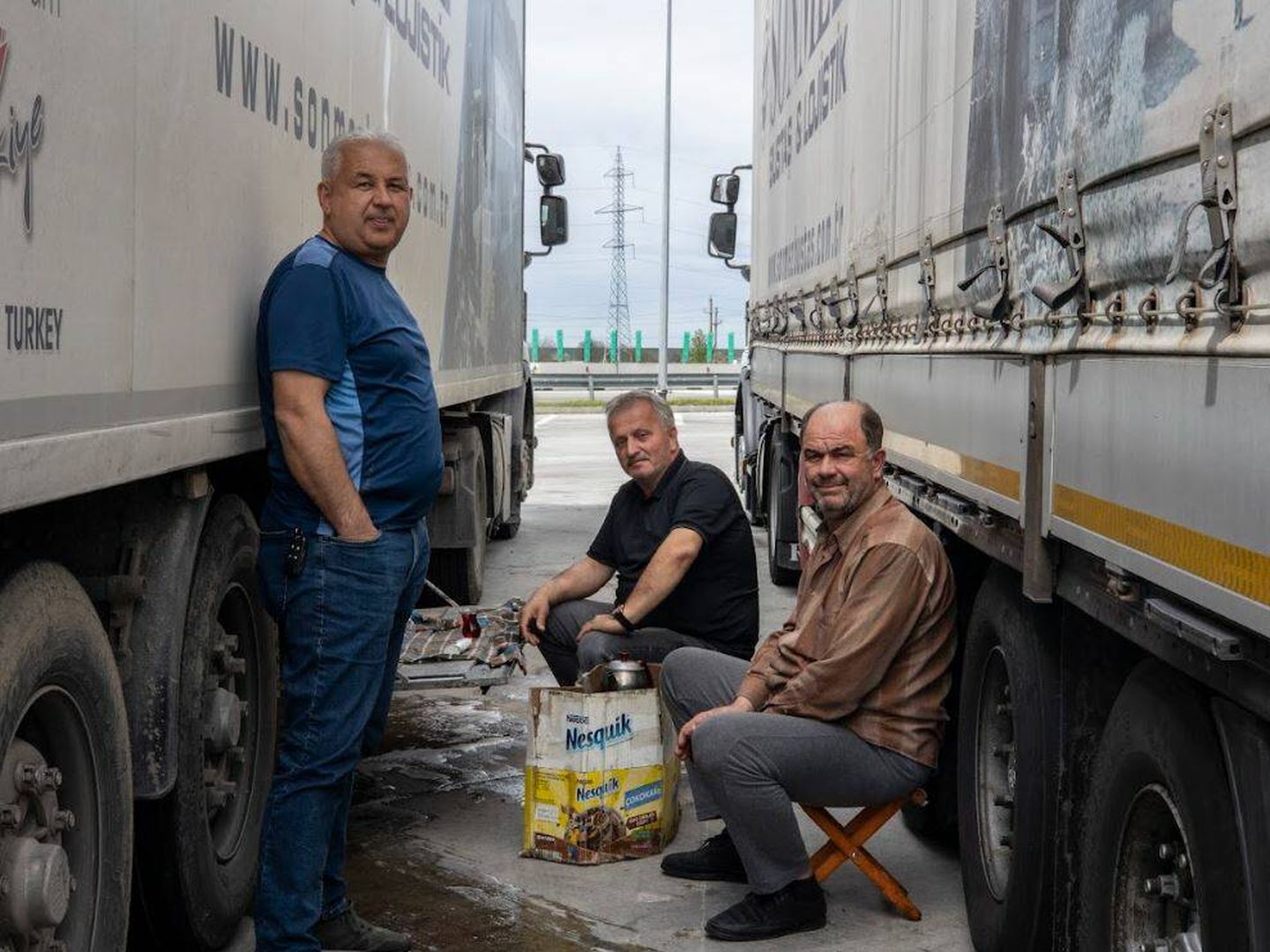 Los camioneros turcos Adnam y Saban, que transportan piezas de automóvil desde Turquía a Francia y Holanda, descansan a la sombra de su camión cerca de la frontera entre Rumanía y Bulgaria, el pasado 4 de abril. (Lola García-Ajofrín/El Confidencial/PULSE)