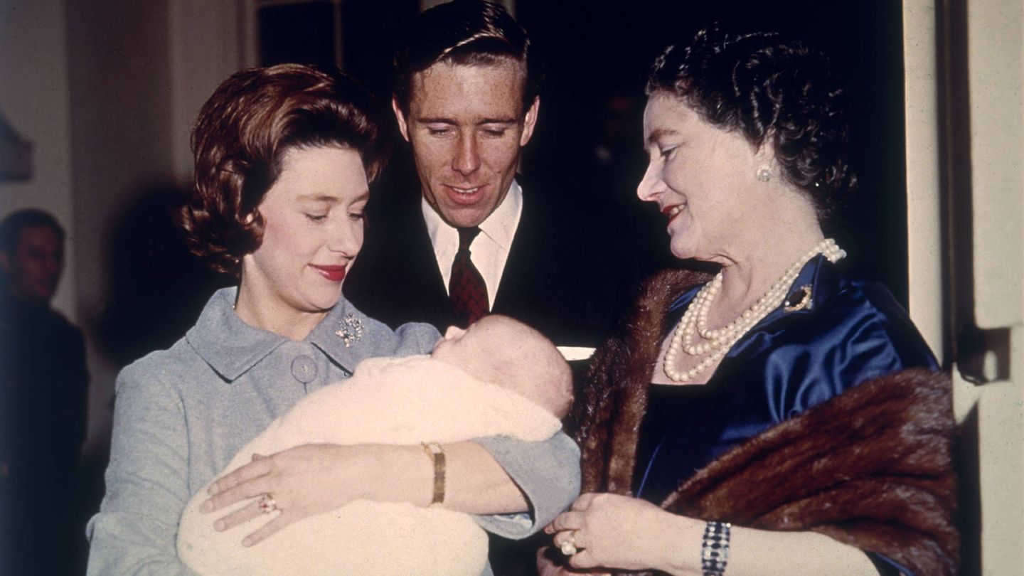 La princesa Margarita y Tony junto a la reina madre. (Getty)