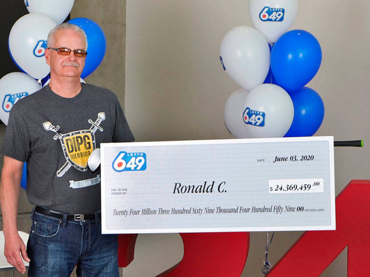 Foto: Ron Cumiskey recibió su cheque gigante que le convierte en millonario (Foto: Lotería de Columbia Británica)