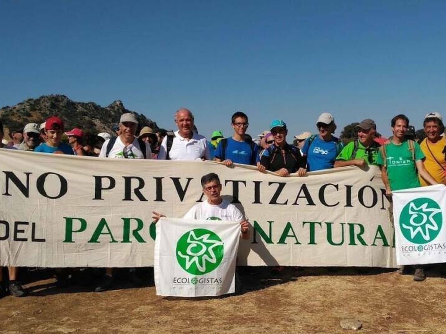 Juan Clavero, agachado en el centro, durante una protesta ecologista. (Ecologistas en Acción)
