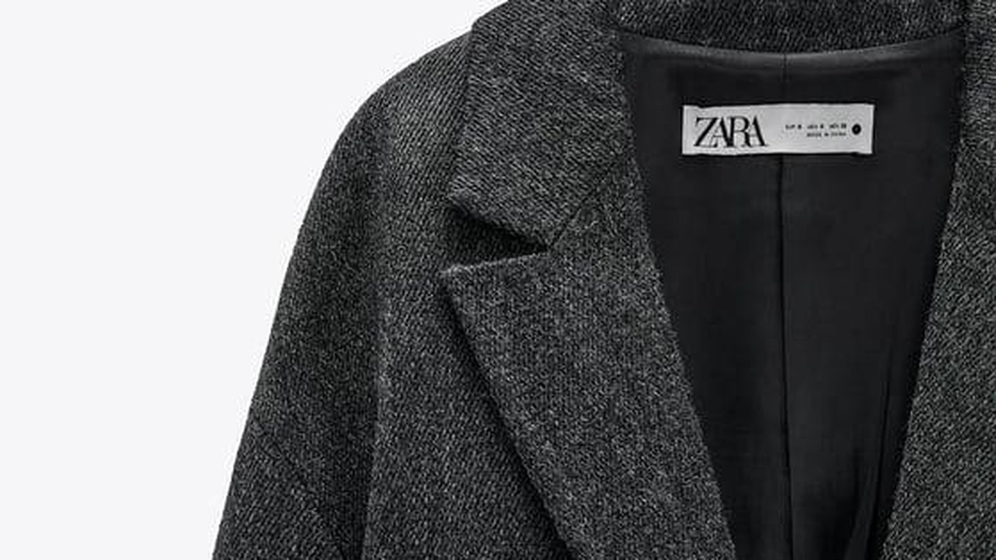 Abrigo elegante y rebajado de Zara. (Cortesía)
