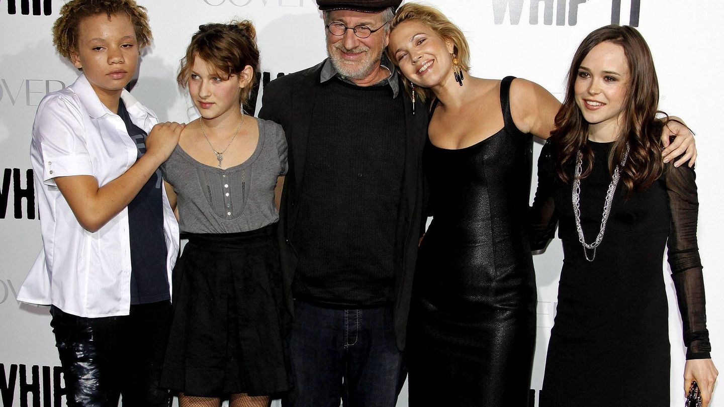 Steven Spielberg junto a dos de sus hijos, Mikaela George (i) y Destry Allyn (2-i), y las actrices Drew Barrymore y Ellen Page, en una imagen de archivo. (EFE)
