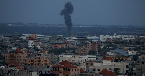 Foto: Una columna de humo tras un bombardeo israelí contra objetivos de Hamás en Gaza. (Reuters)
