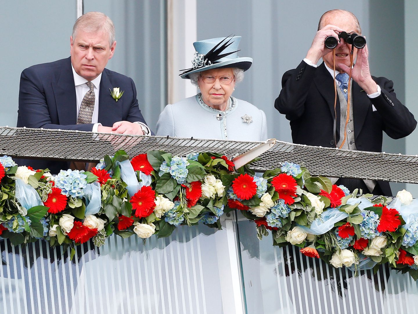 El príncipe Andrés, junto a la reina Isabel y el duque de Edimburgo. (Reuters)