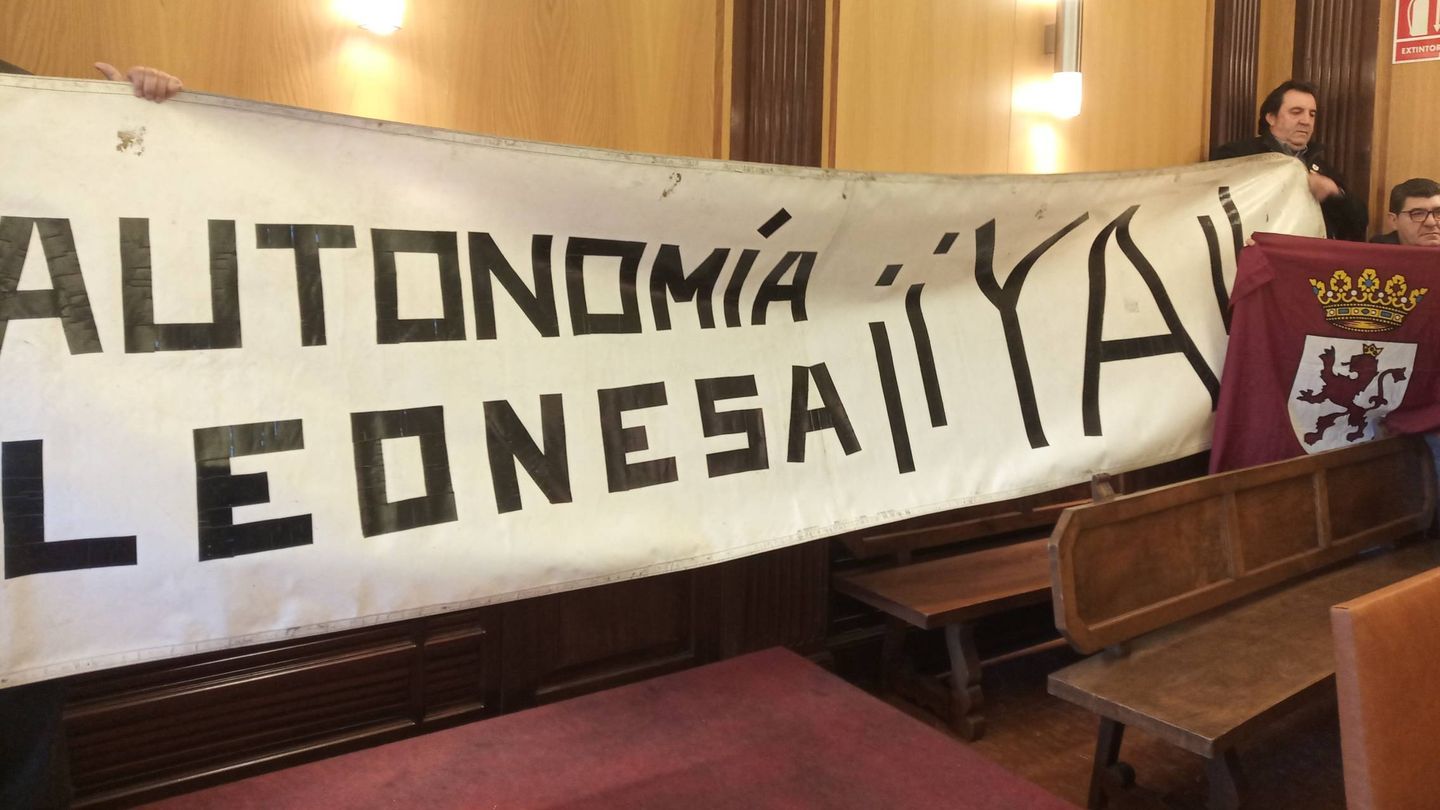 Pancarta desplegada e el pleno del Ayuntamiento de León en favor de la autonomía de la Región Leonesa. (EP)