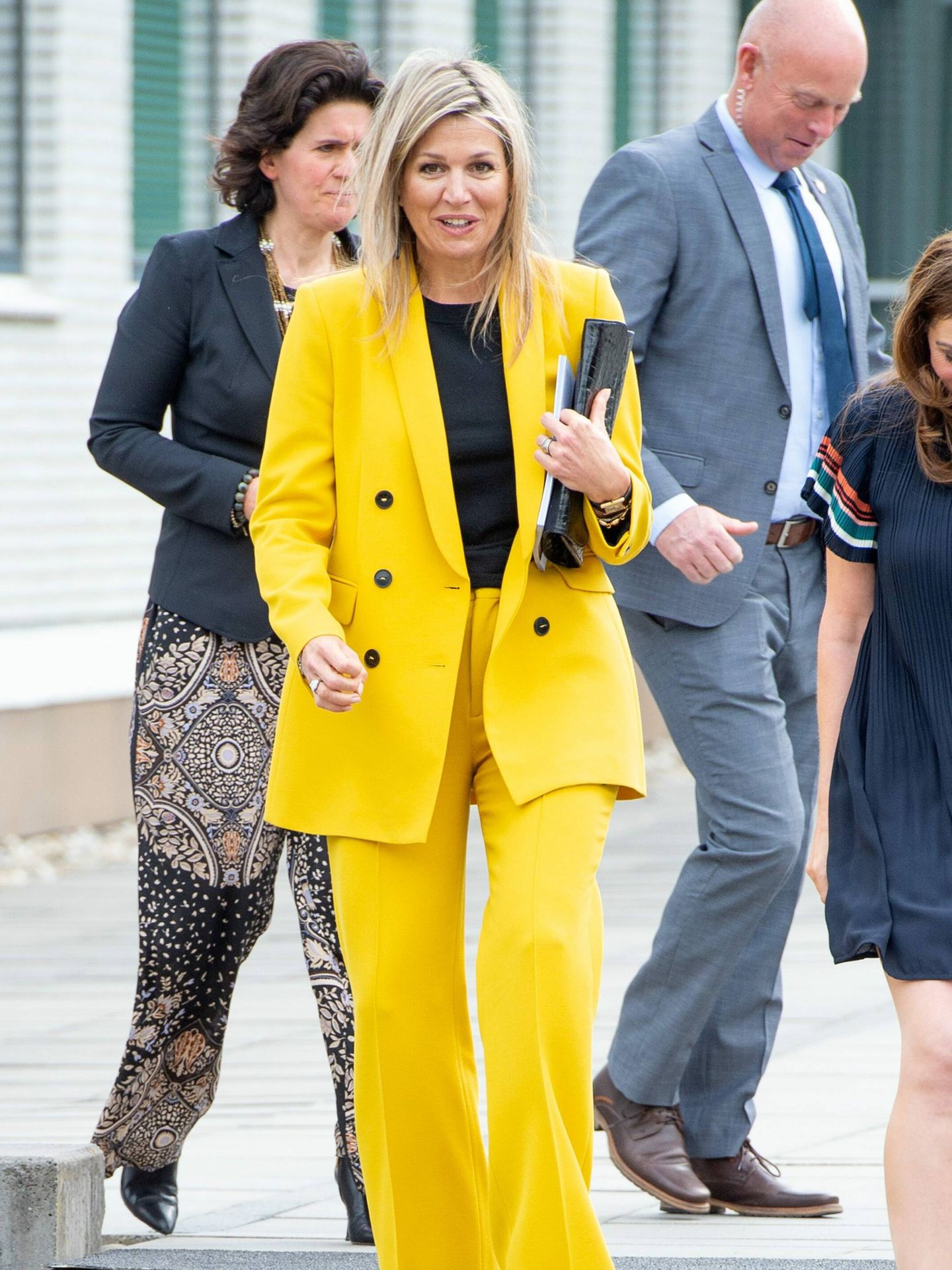 La reina Máxima, con el traje amarillo de Zara. (Cordon Press)