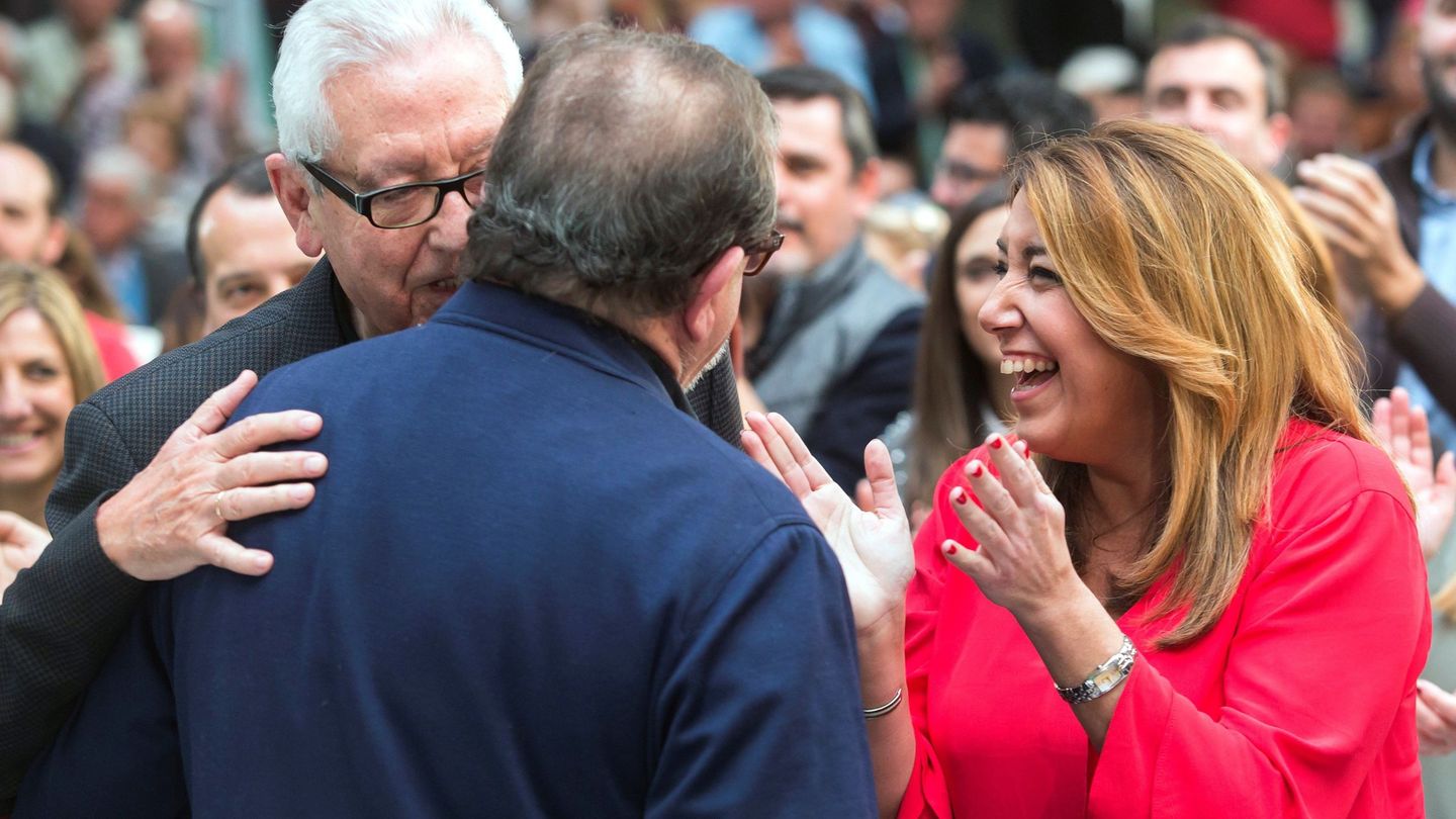 La secretaria general del PSOE de Andalucía y Presidenta de la Junta de Andalucia, Susana Díaz(d) junto a los expresidentes Rafael Escuredo(i) y José Rodríguez de la Borbolla(c). (EFE)
