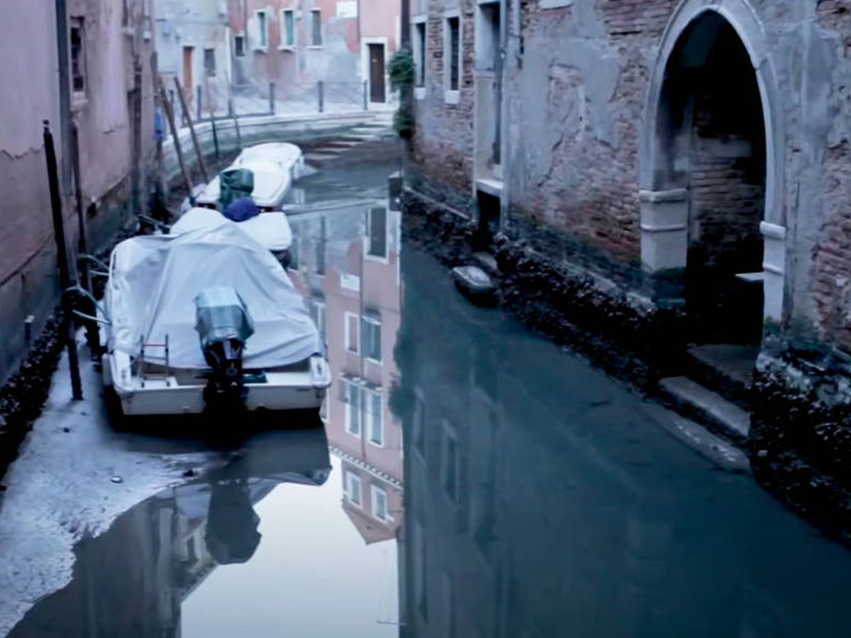 Foto: El agua baja ha dejado algunos canales de Venecia secos (YouTube)