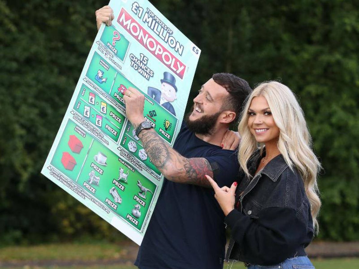 Foto: Darren y Kate Donaghey posan con el rasca y gana que les ha hecho millonarios (Foto: National Lottery)