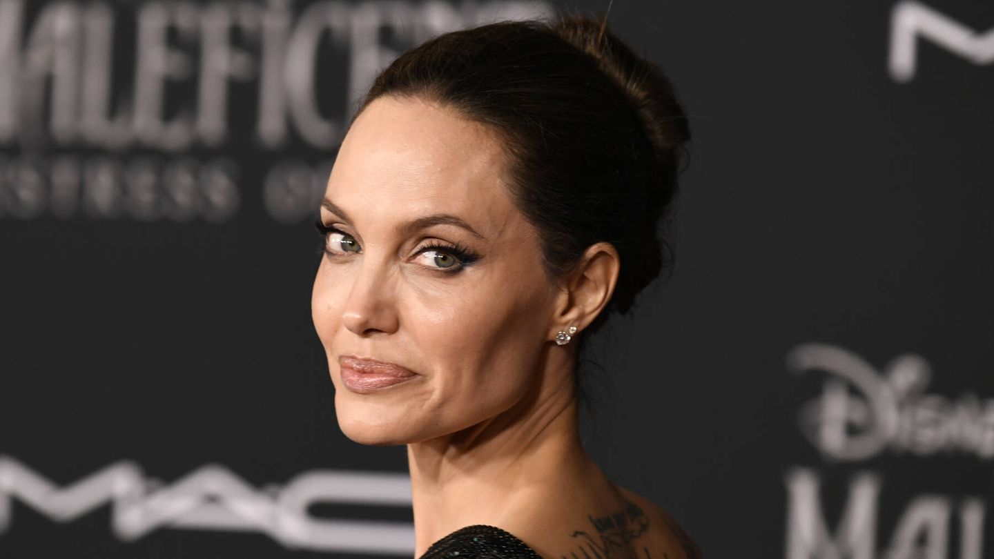 Detalle de algunos de los tatuajes de la espalda de Angelina Jolie. (Getty)