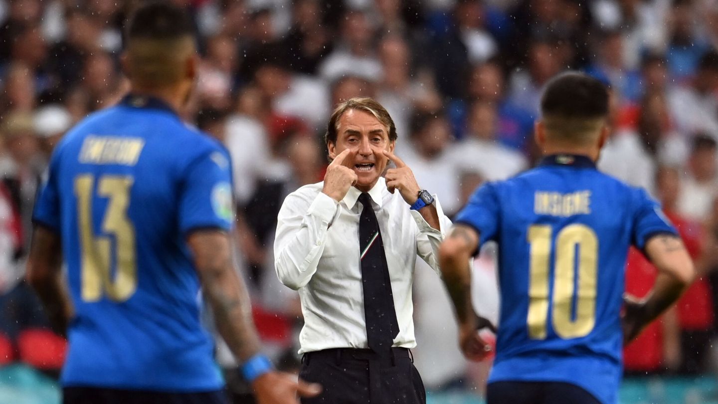 Mancini da órdenes a los suyos durante la final de la Eurocopa. (Reuters)