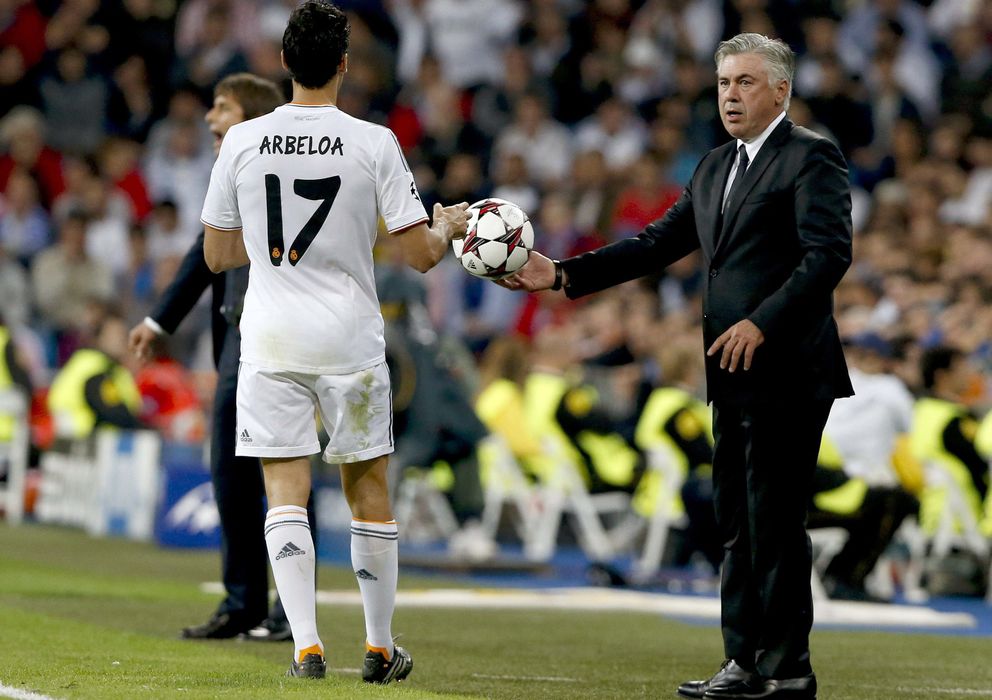 Foto: Arbeloa junto a Ancelotti en el partido ante la Juve celebrado en el Santiago Bernabéu (Efe). 