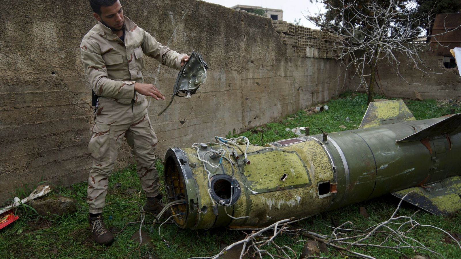 Foto: Un rebelde sirio inspecciona una pieza de un misil caído en la región de Deraa, al sur del país, el 22 de febrero de 2016 (Reuters)