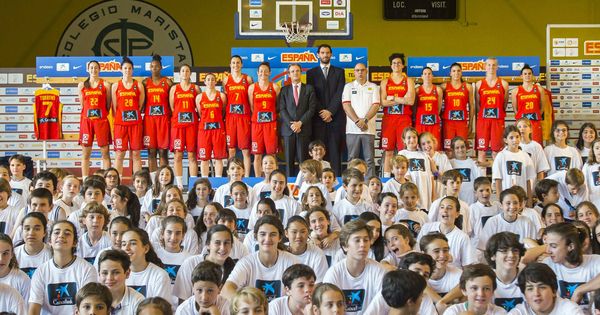 Foto:  Los presidentes de CaixaBank, Jordi Gual, y de la FEB, Jorge Garbajosa, despiden a la selección absoluta femenina de baloncesto.