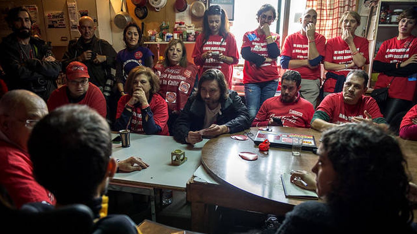 El dirigente de Podemos, Rafa Moyoral, Mercedes Pérez (izq) y otros trabajadores en el campamento de Coca-Cola en lucha. (D. G.)