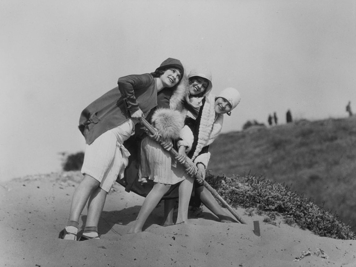 Foto: Un grupo de 'flappers' en la playa, 1928. (Archive/Getty Images/Sasha/Hulton)