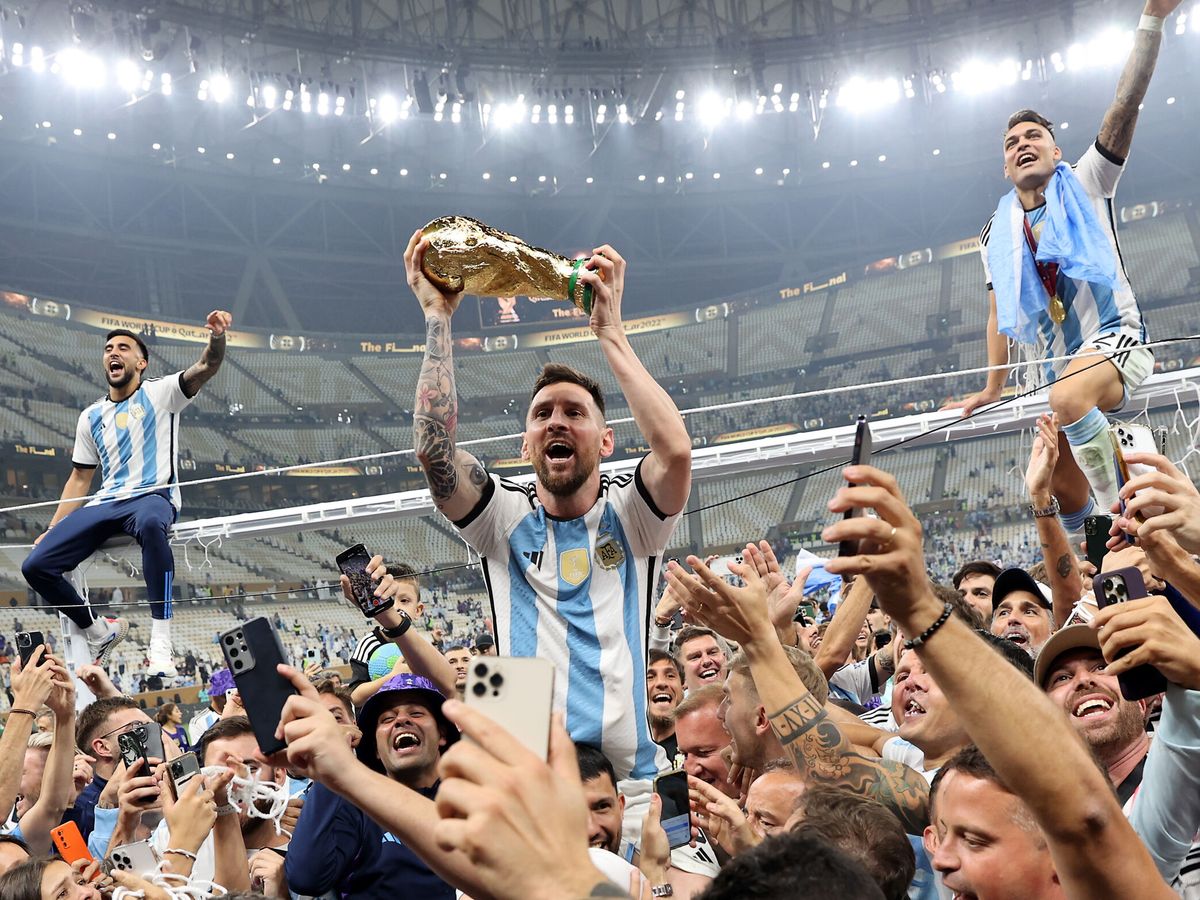 Foto: Messi, con la copa de campeón. (EFE/Tolga Bozoglu)