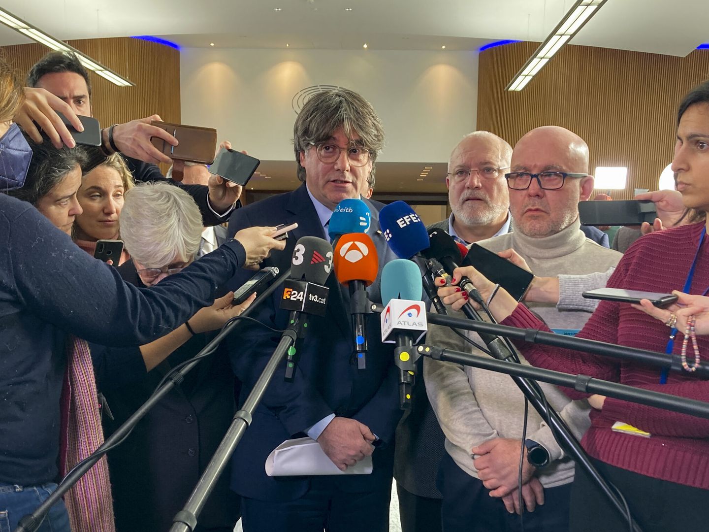 Carles Puigdemont atiende a los medios en el Parlamento Europeo. (EFE)