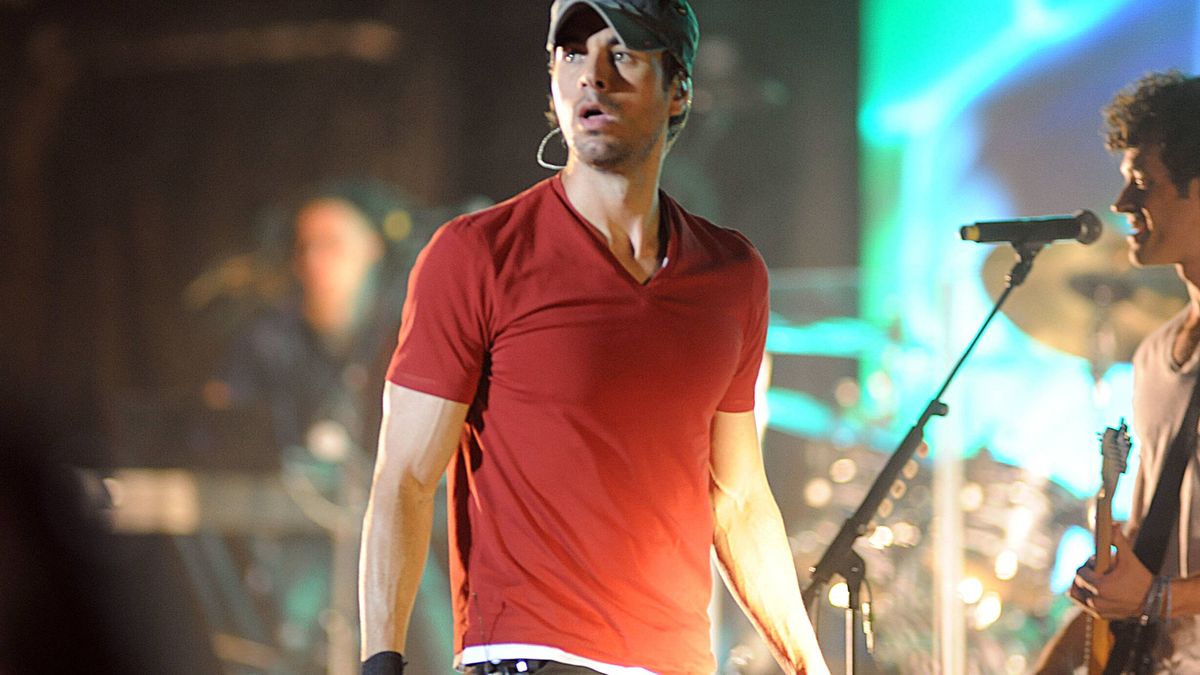 Enrique Iglesias y su susto en un concierto: una fan le abraza y no quiere soltarse
