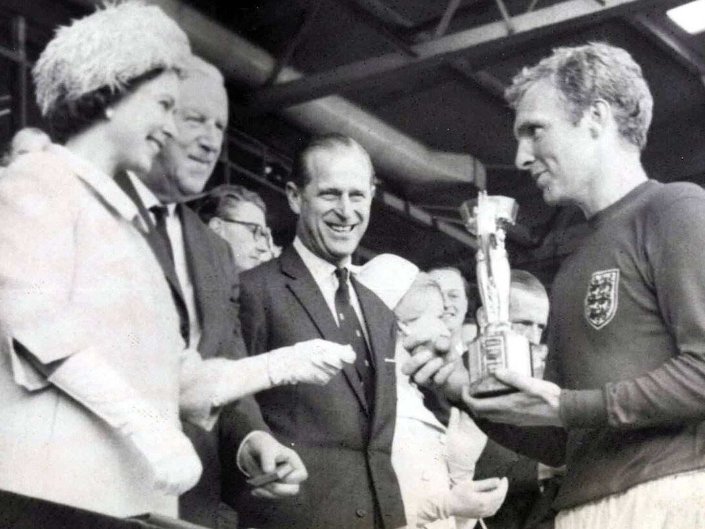 Bobby Moore recoge la Copa del Mundo a manos de la reina Isabel II. (Daily Herald)