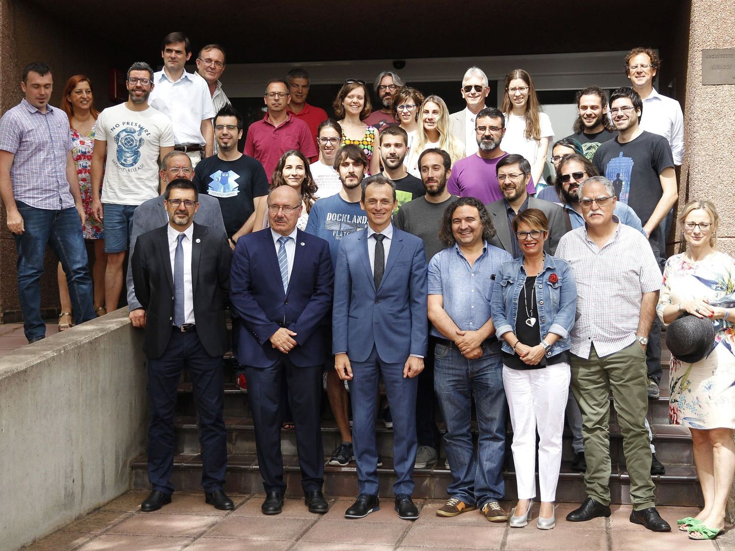 El ministro Pedro Duque posa con un grupo de científicos del Instituto de Astrofísica de Canarias. (EFE)