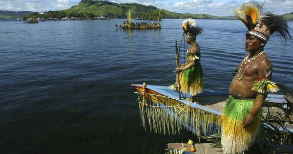 Foto: Ciudadanos de Sentani en sus botes tradicionales durante el  Sentani Lake Festival, en el pueblo de Asei, Papúa. (Reuters)  