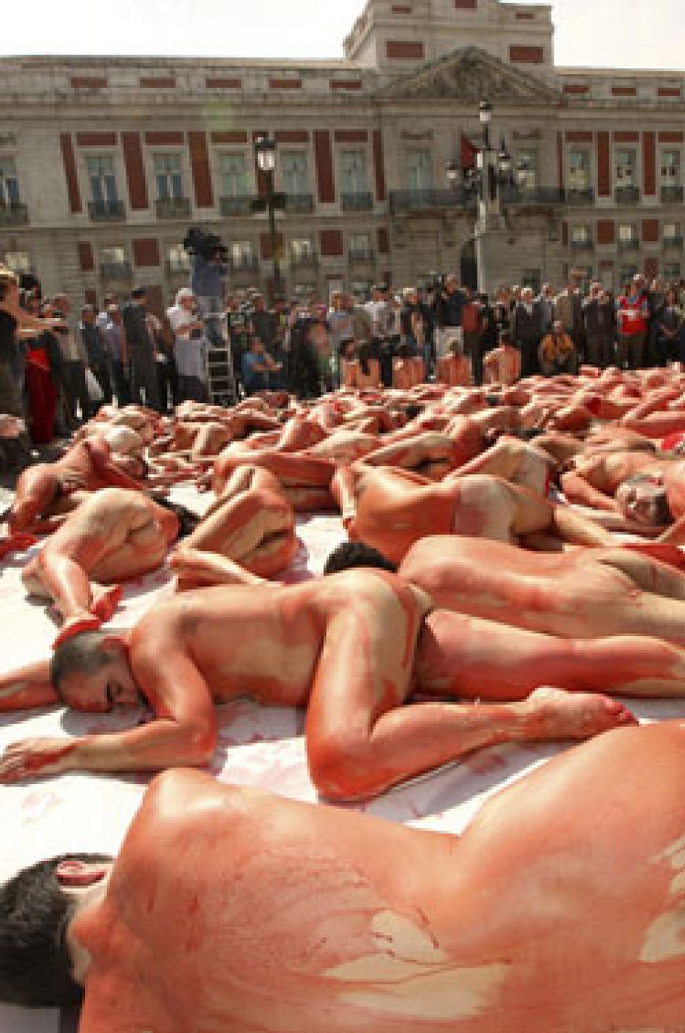 Foto: Más de cien activistas protestan desnudos contra la matanza de focas