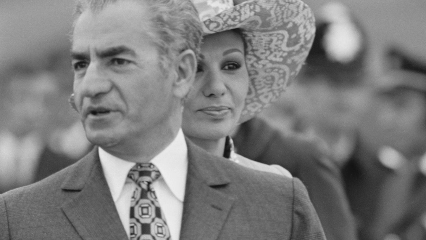 El sha de Persia y su mujer, Farah Diba, padres de Reza Pahlavi. (Getty).