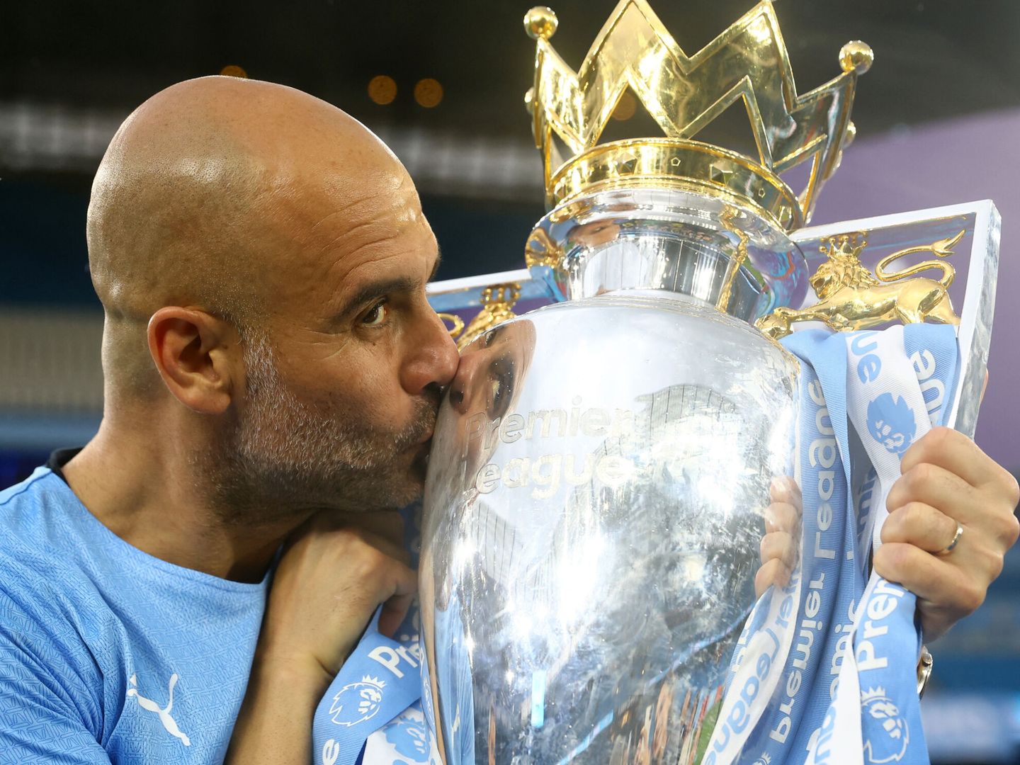 Pep Guardiola besa el trofeo de la Premier League. (Reuters/Jason Cairnduff)