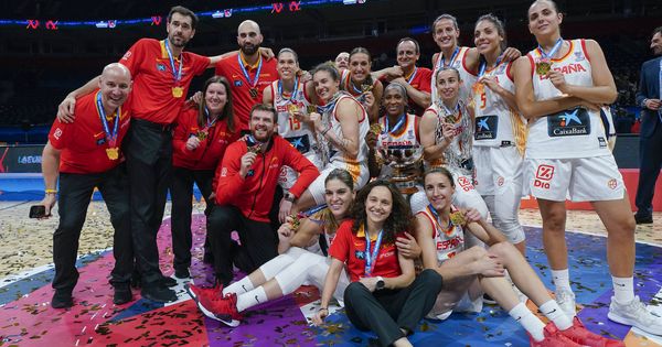 Foto: La selección femenina de baloncesto, tras ganar el último Eurobasket de Serbia y Letonia. (EFE)
