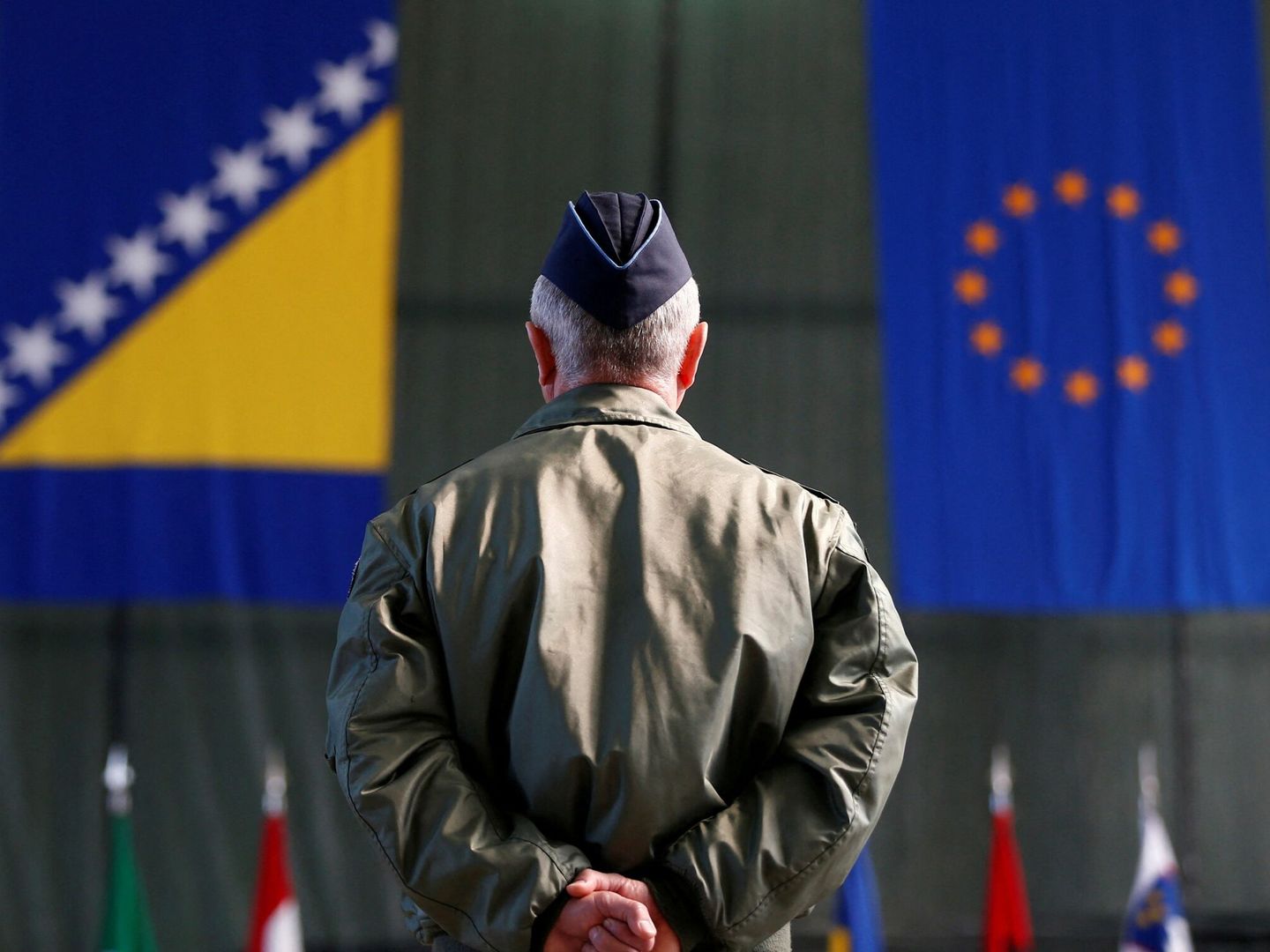 Un miembro de Eufor, durante una ceremonia en Sarajevo. (Reuters)