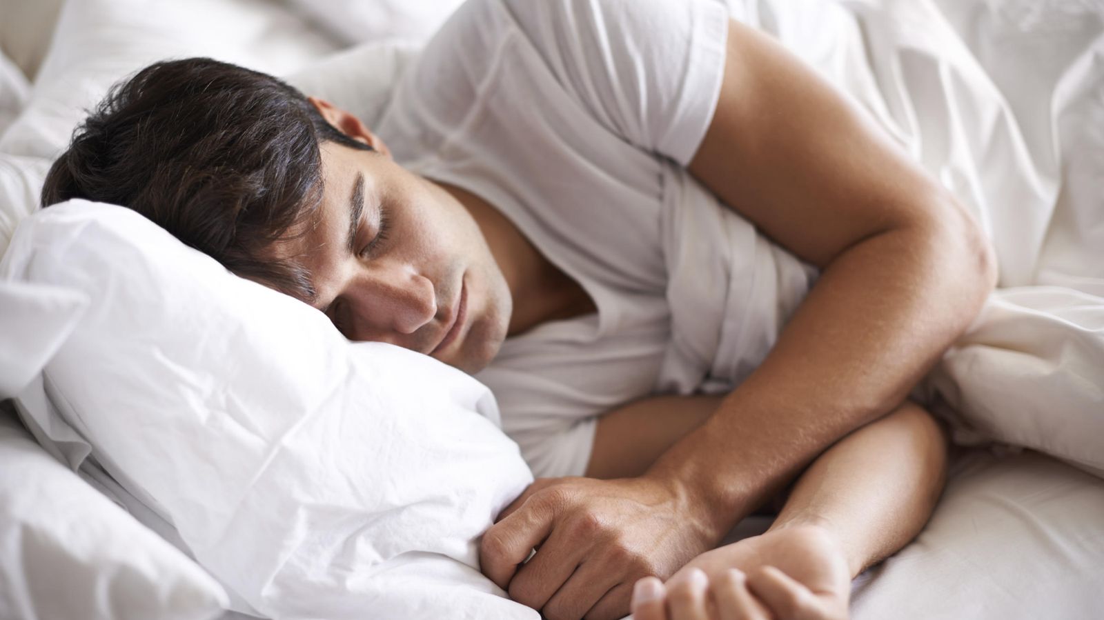 Foto: Si no quieres pagarlo durante horas, dedica 10 minutos a preparar tu descanso nocturno. (iStock)