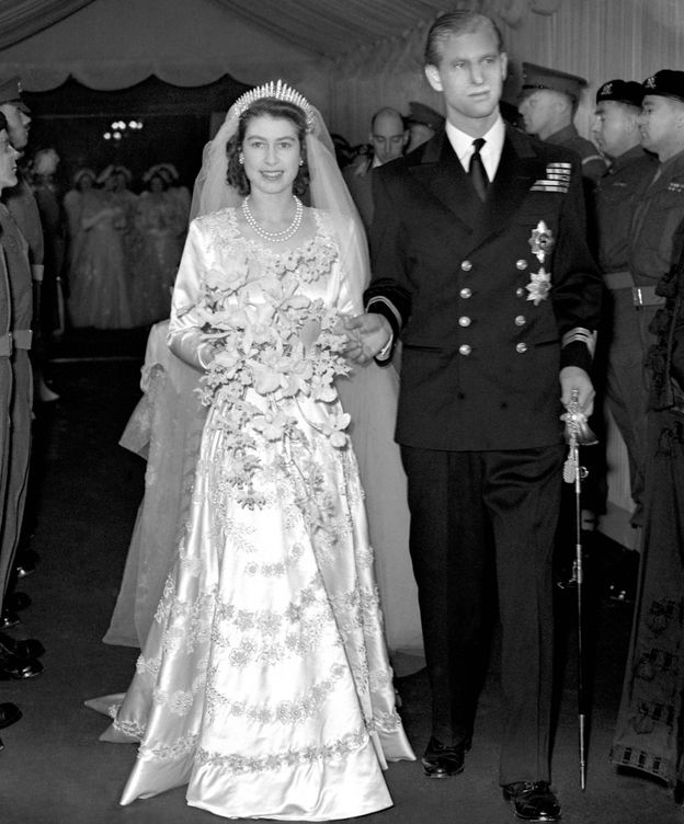 Foto:  La reina Isabel y su marido, el día de su boda. (Cordon Press)