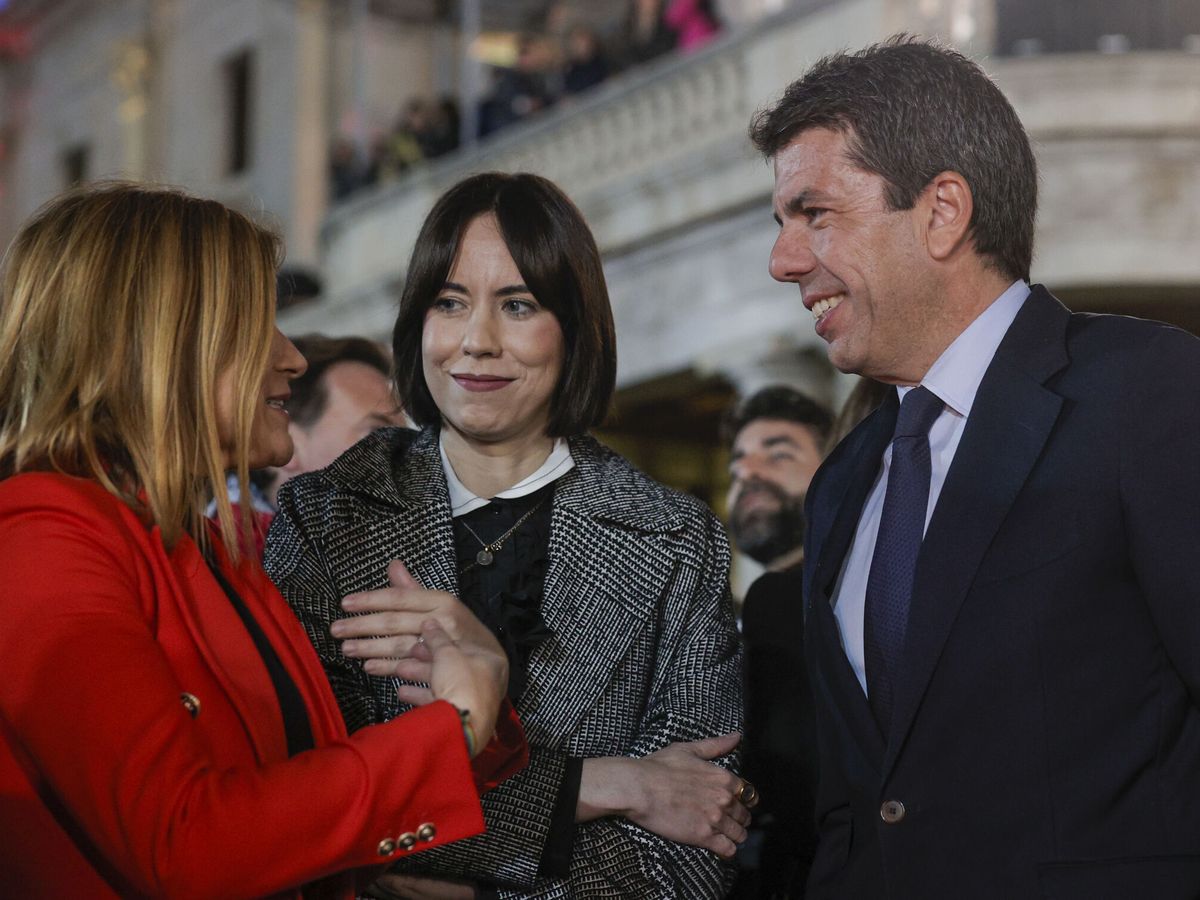Foto: El presidente de la Generalitat, Carlos Mazón, conversa con la ministra de Ciencia y líder del PSPV, Diana Morant, y la delegada del Gobierno. (EFE/Biel Aliño)