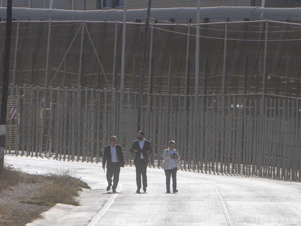 Foto: De izq. a dcha., Enrique Santiago, Jon Iñarritu y María Dantas, tres de los diputados de la Comisión de Interior que se han desplazado a la frontera de Melilla con Nador. (EFE/F. G. Guerrero)