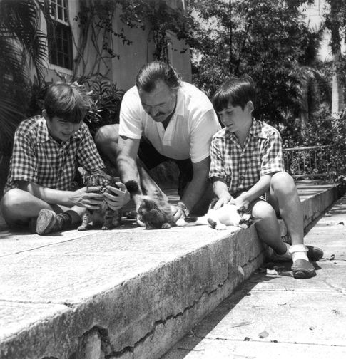 Foto: Ernest Hemingway con sus hijos Patrick y Gregory, en Finca Vigia, Cuba. (Ernest Hemingway Photograph Collection)