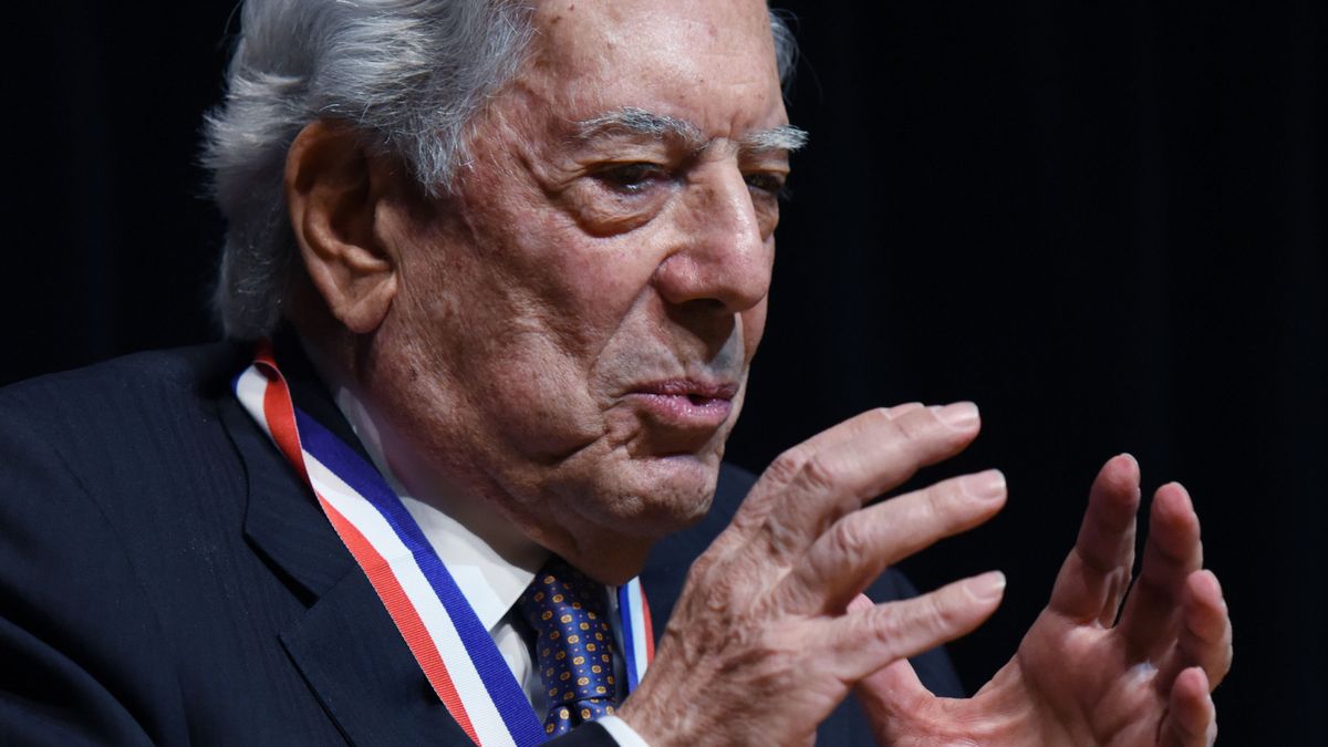 Vargas Llosa dice que aparece en los 'Papeles de Panamá' por un "pequeño malentendido"