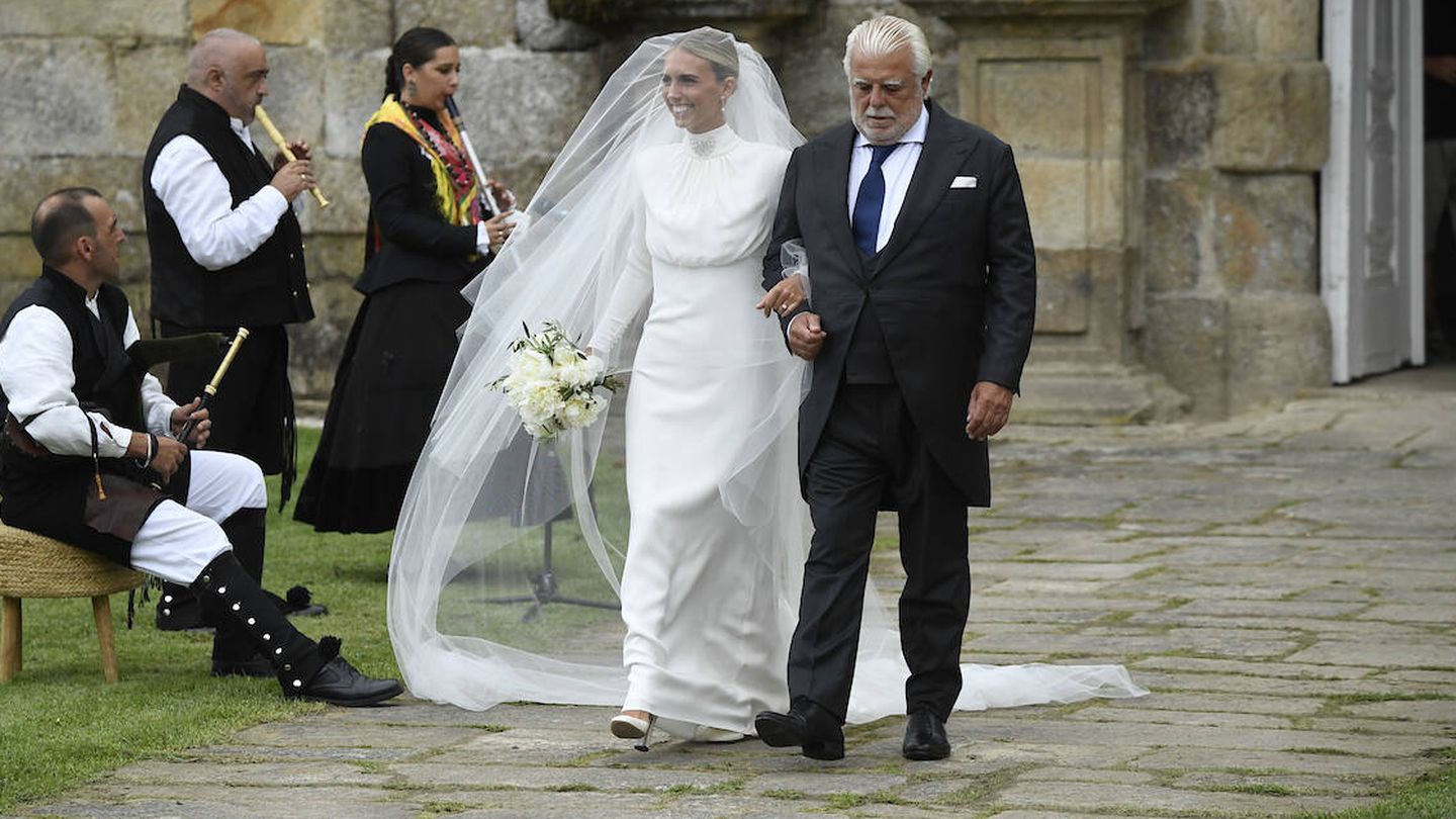 Lucía Bárcena junto a su padre, camino al altar. (Limited Pictures)