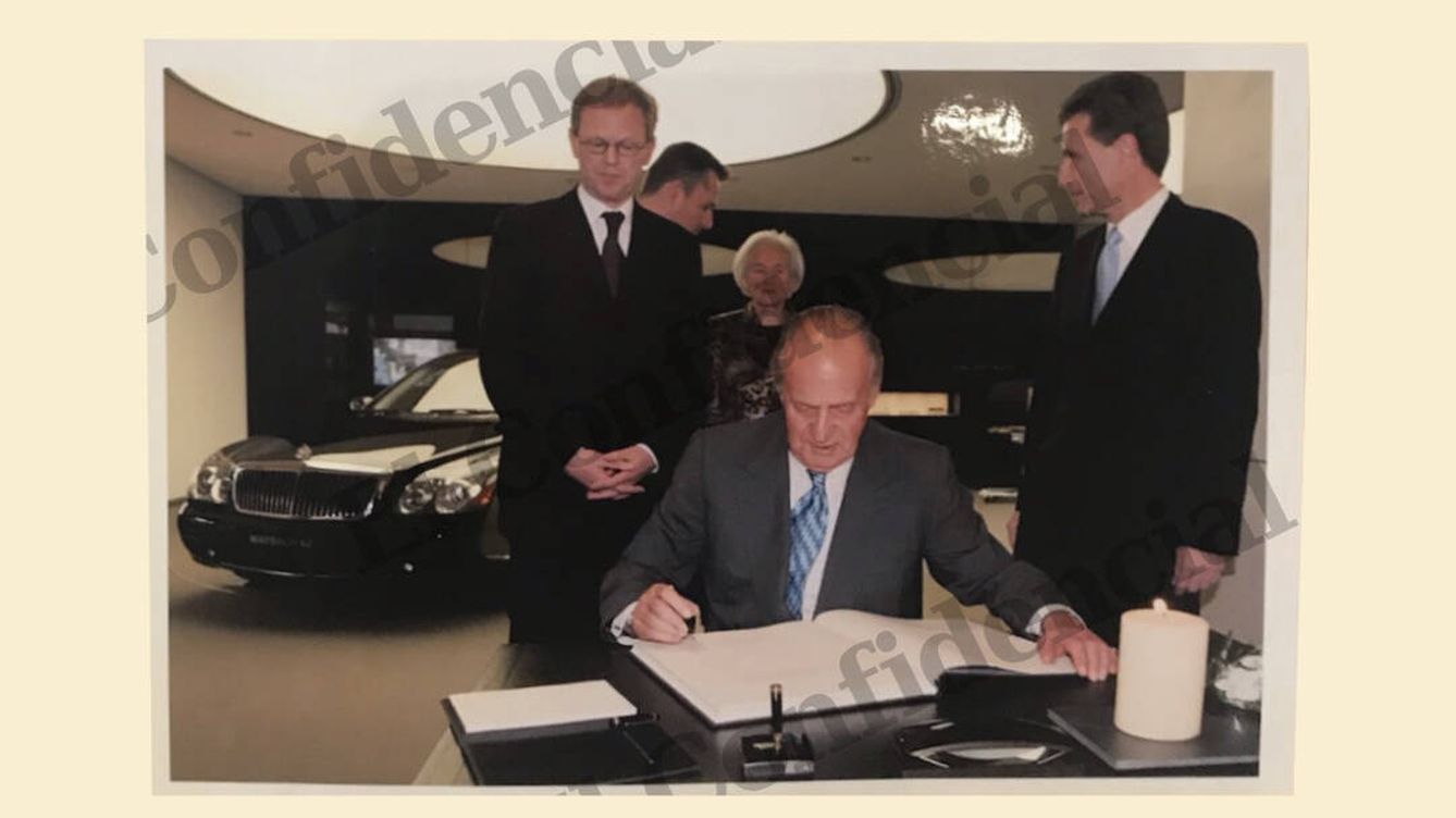 Foto: El Rey emérito firma en el libro de honor de Maybach. (El Confidencial)