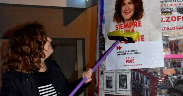 Foto: La candidata del PSOE a la alcaldía de Alcorcón, Natalia de Andrés, en la pegada de carteles. (Foto: PSOE Alcorcón)