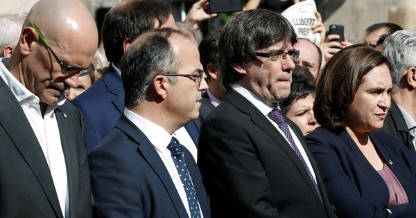 Foto: Carles Puigdemont, Ada Colau, Jordi Turull y Raül Romeva este martes durante la concentración de apoyo a Sànchez y Cuixart. (EFE) 