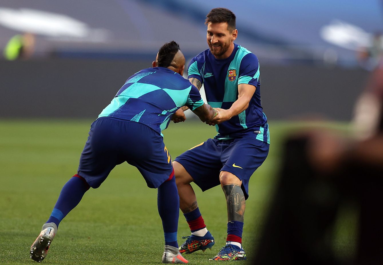 Messi y Arturo Vidal. (Reuters)